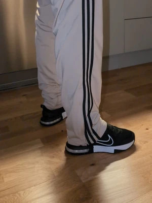 Svarta Nike Air Max sneakers - Säljer ett par svarta Nike Air Max sneakers med vit sula och tydlig Air Max-dämpning. Skorna har en stickad ovandel, klassisk Nike Swoosh i vitt på sidan och svarta skosnören. Perfekta för dig som gillar sportig och stilren look. St 42 , knappt använda köptes i maj ordinarie pris 1199. Inga fel på de helt rena o fräscha som nya säljes för 500 prutat och klart kostar tusen kr i butiken på rea nu 