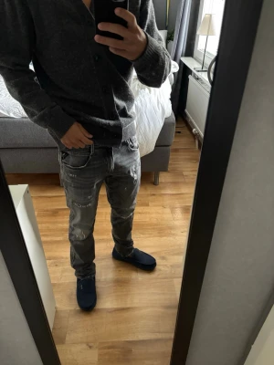 Grå Replay Jeans - Säljer nu mina gråa jeans från replay, otroligt bra skick så bara att höra av er vid frågor!💪😆