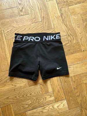 Svarta Nike Pro träningsshorts - Snygga svarta träningsshorts från Nike. Storlek XS.