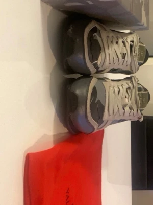 Valentino Garavani camo sneakers - Snygga sneakers från Valentino Garavani med kamouflagemönster i grönt, svart och beige. Skorna har beige snörning och detaljer i mocka och läder. Perfekta för dig som vill sticka ut med exklusiva och trendiga sneakers.För mer bilder Skicka dm! Snabb affärs pris 880-950