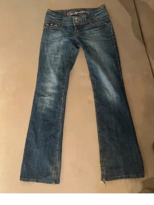Blå bootcut jeans EDC by Esprit - Jätte snygga jeans som sitter Low waist.                    Midjemåttet: 39cm.                               Innerbenslängd: 81cm 💕
