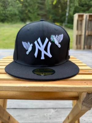 New Era 59FIFTY - cap - limited edition  - Limited edition New Era 59FIFTY cap - NY. Etiketten finns kvar och det gör klistermärkena också. Den har bara provats på men aldrig burits runt. Storleken är 7 1/4 eller 57,7 cm.