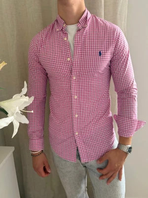 Rosa rutig Ralph Lauren skjorta - 🩷 Säljer en riktigt snygg rutig Ralph Lauren skjorta med färgerna Rosa, vit, blå och pyttelite grönt. Unik färg!  Storlek Small (true to size) Väldigt fint skick och inga skador!