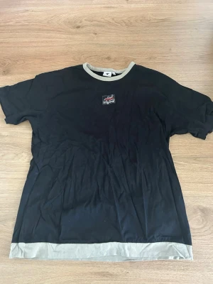 Random Bastards t-shirt - Svart t-shirt med gråa kanter vid hals och nederkant. Knappt använd. 