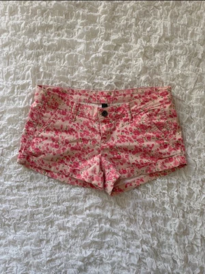 Rosa blommiga shorts  - Superfina, ljusrosa shorts med ett jättesött blommigt mönster i cerise/rosa nyanser från United Colors of Benetton. Midjemåttet är 38cm rakt över (fler mått finns i bilderna), men storleken på lappen är w26. Perfekta till sommaren! 💕💕