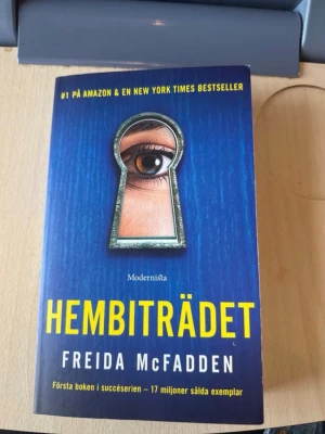 Hembiträdet av Freida McFadden - Psykologisk thriller på svenska, 'Hembiträdet' av Freida McFadden. Första boken i succéserien om familjen Winchester, utgiven av Modernista. Perfekt för dig som gillar spänning och oväntade vändningar.