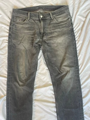 Tommy Jeans Dad Jeans W32/L32 – Grey wash - • Märke: Tommy Hilfiger • Storlek: 32/32 • Skick: Bra skick. Mindre smuts på vänster bakfickan (Bild 5) • Material: Bomull 99% & Elastan 1%