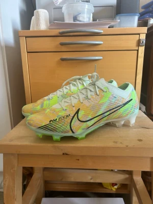 Nike Mercurial fotbollsskor - Säljer dessa snygga Nike mercurial air zoom vapor simul moveri i EU43, fotbollskrona är i princip nya då jag hann använda dem bara 2 matcher innna jag fick korsbandsskada, så nu är jag borta en bra tag så väljer då lika gärna att sälja dessa fotbollskor istället för att dem ska bara ligga där och inte ha någon användning alls, dustbag och box medföljer