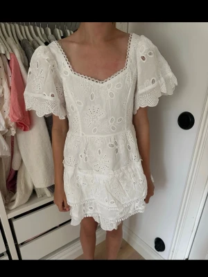 Vit kort klänning med volang - Vit jättesöt klänning från meet me there x Filippa. Den har fint broderi och är en perfekt sommar klänning. I storlek XXS/XS aldrig använd!💕☀️