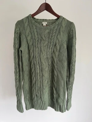 L.L.Bean Kabelstickad tröja - L.L.Bean Kabelstickad tröja Storlek: M Passform: Regular Fit Krage: Rund hals (crew neck) Material: Bomull Skick: Tröjan är i ett väldigt fint skick utan defekter  Nypris cirka: 1 000 kr