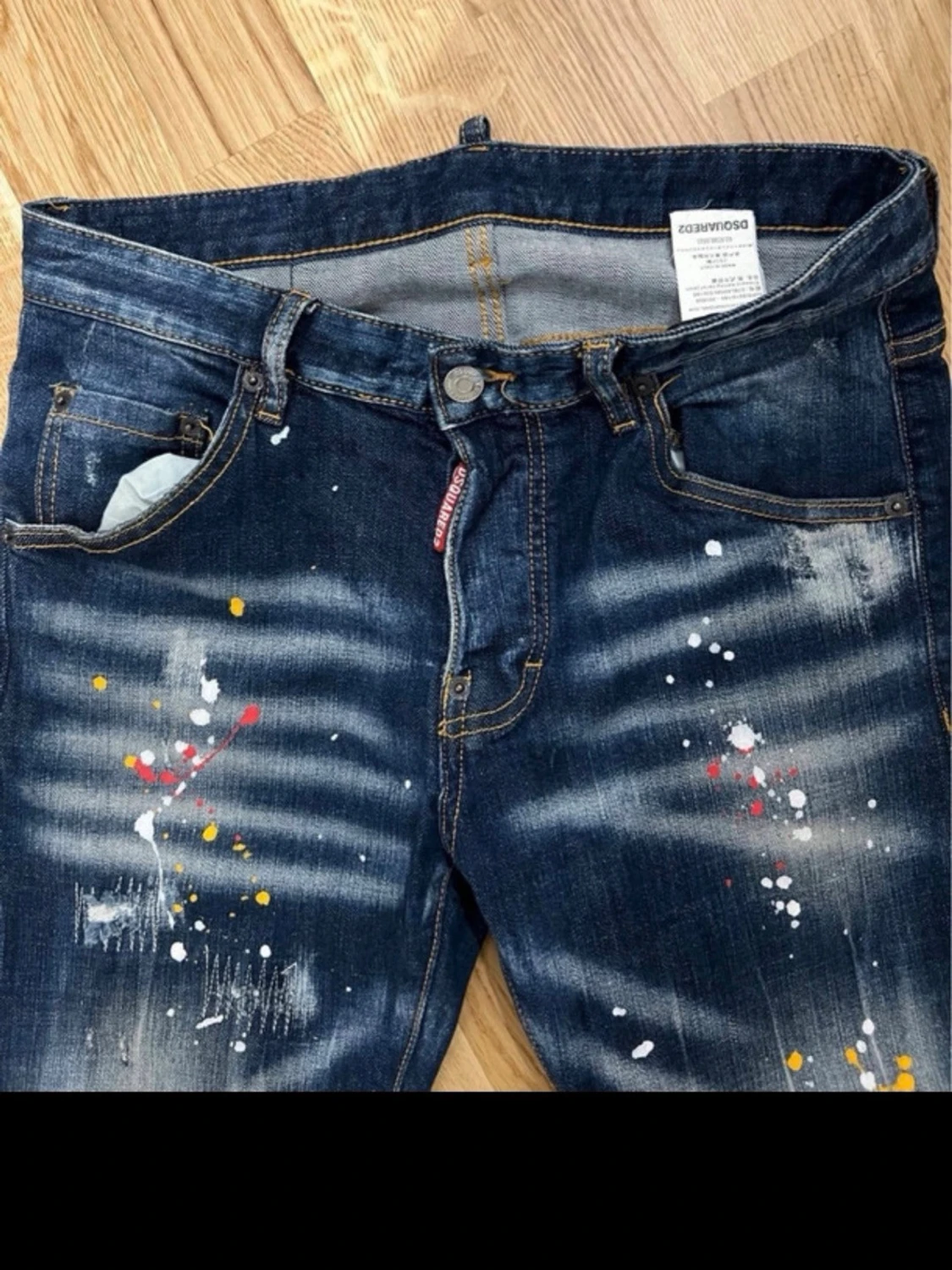 Mörkblå jeans med färgstänk - 2