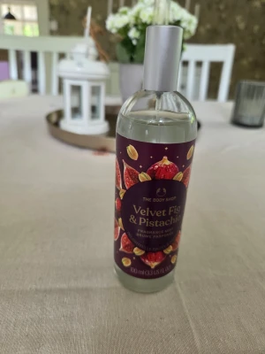 Velvet Fig & Pistachio från The Body Shop - Fräsch och söt parfymmist från The Body Shop med doft av fikon och pistage. Flaskan är provsprayad några gånger, innehåll se bild. Nypris 195 kr och slutsåld. Kom utan kartong.