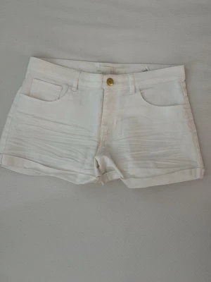 Vita kort shorts  - Säljer dessa super snygga vita shorts från HM 🤍🤍🤍