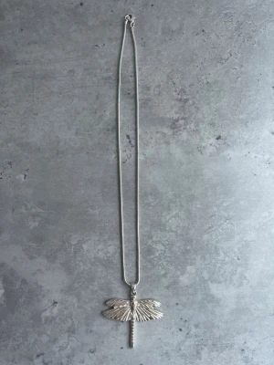 Ioaku halsband  - Jättefint halsband från ioaku med en trollslända i mycket bra skick. 