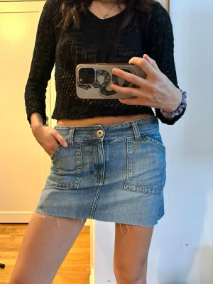 Lågmidjad jeanskjol - Fint skick! 💙 midja: 74cm