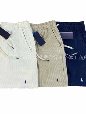 Cordshorts med snörning - Snygga shorts i manchestertyg med dragsko i midjan. Finns i tre färger: vit, beige och marinblå. Klassisk design med sidofickor och liten broderad logga framtill. Perfekta för sommarens alla äventyr.