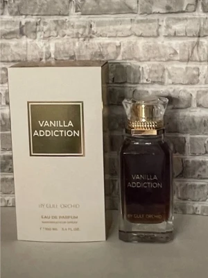Vanilla Addiction Gulf orchid 100ml - Vanilla Addiction från Gulf Orchid är en Eau de Parfum på 100 ml.  Se bilder för mängd kvar och noter. Alltid förvarad mörkt och svalt  påminner om kayali vanilla 28