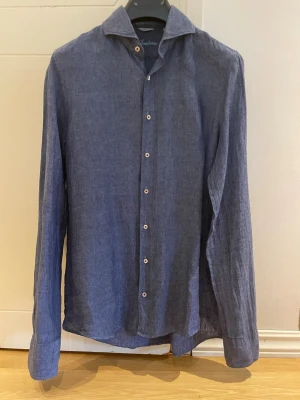 Blå linneskjorta från Stenströms - Snygg blå linneskjorta från Stenströms. Slimline-modell med cut-away krage. Storlek M. Perfekt för dig som gillar en stilren och luftig look. 