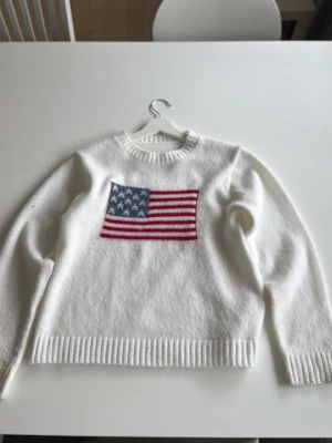Vit stickad tröja med USA-flagga - Vit stickad tröja jätte snygg säljer för den är för liten .😊den är från SHEIN men den är bra skick 