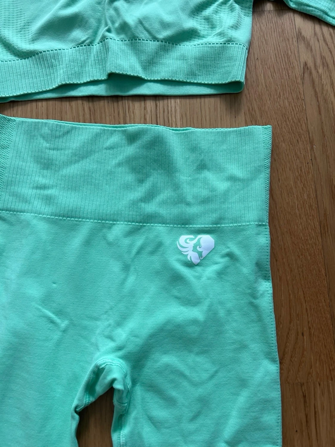 Mintgrönt träningsset med långärmad crop top - 1