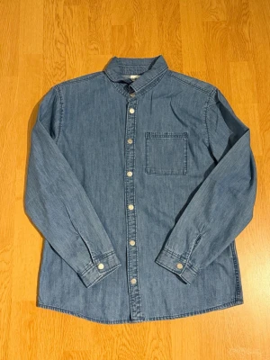  jeans skjorta  - Säljer denna jeans skjorta som är i storlek xs och passar någon som är 160 och väger mellan 60. Hör gärna av er vid funderingar🤝