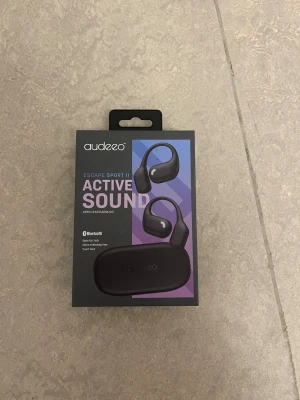 Audeo Escape Sport II trådlösa hörlurar - Snygga svarta trådlösa hörlurar från audeo, modell Escape Sport II. De har öronbyglar för extra bra passform vid träning, Bluetooth-anslutning och laddningsetui. Perfekta för dig som vill ha frihet och bra ljud när du rör på dig.