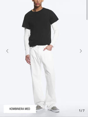 Vita loose fit jeans unisex - Säljer ett par vita loose fit jeans med rak passform och klassisk femficksdesign. Jeansen har hög midja och breda ben för en avslappnad look. Perfekta att styla med sneakers och t-shirt för en trendig streetwear vibe. Helt nya med prislapp. 