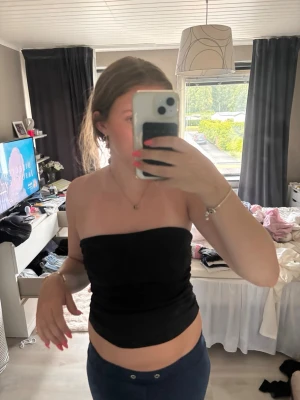Bikbok - Svart topp med band runt nacken som går att stoppa ner. Den har rynk på sidorna och är knappt använd 