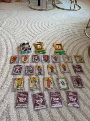 FIFA World Cup 2026 samlarkort - Säljer ett set med FIFA World Cup 2026 samlarkort från Panini. Innehåller flera limited edition-kort, spelarkort med olika nationer och specialkort med 350 coins. Perfekt för dig som gillar fotboll och att samla på unika kort. Dom gulda korten kommer i den gulda FIFA paketet och skyded ingår. 