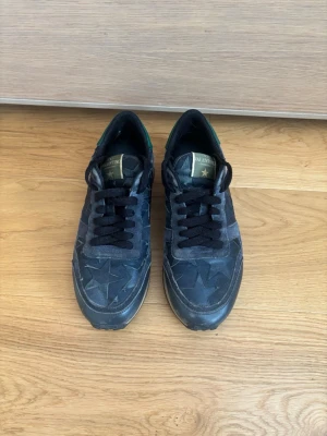 Valentino Rockrunners - Släljer ett par valentino skor i bra skick-ända nackdelen är lite slitningar vid lädret vid framdelen av skorna.obs inget kvitto eller box.Pris kan diskuteras vid snabb affär 💨 