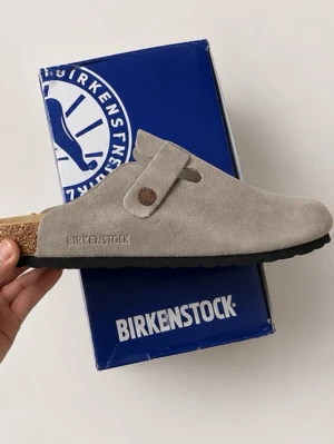 Birkenstock Boston beige, storlek 43. -   Säljer ett par helt nya Birkenstock Boston i färgen Gbeige, storlek 43. Endast provade inomhus. De är i nyskick och har aldrig använts.  Säljs eftersom storleken inte passade mig.  Originalkartong och allt som följde med vid köpet ingår.  En populär och bekväm modell som passar året runt.  Finns kvar så länge annonsen är kvar. Skickas eller hämtas enligt överenskommelse.