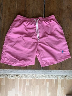 Rosa badbyxor Från Ralph Lauren  - Säljer ett par rosa badbyxor Från Ralph Lauren                dem är helt nya 