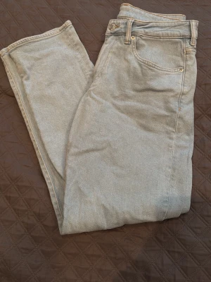 Ljusblå hm jeans - 32/32, från höft till ner 101 cm och 40 cm i midjan