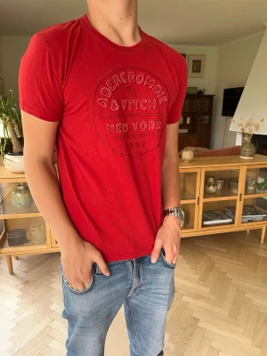 Röd t-shirt Abercrombie & Fitch herr - Abercrombie & Fitch T-shirt herr - röd. |Storlek XS| Mycket bra skick. Hör av dig vid frågor!