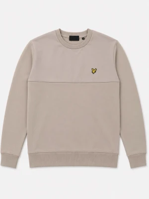 Beige sweatshirt från Lyle & Scott - Stilren beige sweatshirt från Lyle & Scott med rund halsringning och ribbade muddar. Tröjan har en broderad gul logotyp på bröstet och är tillverkad i mjukt material som passar perfekt till en avslappnad look.                           Ordepris: 1000kr