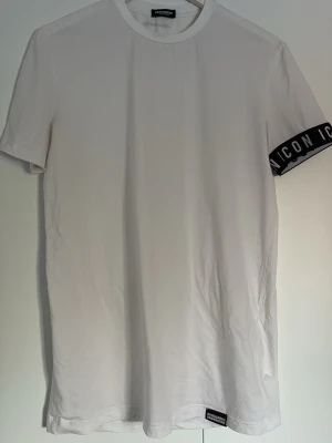 Dsquared2 icon T-shirt  - Dsquared2 icon t shirt, storlek S. Bra skick, knappt använd!