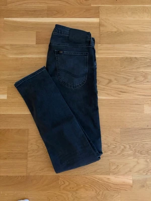 Lee Jeans 29/32 - Gråa/Svarta jeans från Lee, modell Luke (Slim tapered). Storlek 29/32. Endast testade