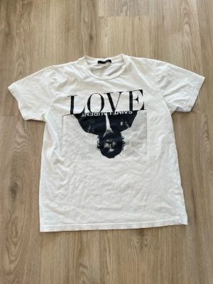 Saint Laurent T-shirt  - Tja, säljer denna sjukt feta Saint Laurent tröja. Osäker på äkteheten då jag köpte den på plick. Storlek S. Knappast använd. Hör av dig vid funderingar!🙌😄