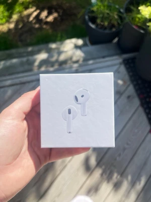 AirPods 4 med ANC  - AirPods 4 med ANC är helt nya och oanvända. De har förvarits i originalförpackningen och är i nyskick. Säljes då jag inte har haft behov av att använda dem. Förpackningen är obruten och produkten är fabriksförseglad. Idealiskt för någon som vill ha ett par nya hörlurar utan att betala nypris.