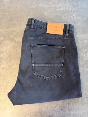 Massimo Dutti jeans, stl 36 - Snygga mörkblå jeans med rak passform och klassisk femficksdesign. Jeansen har bälteshällor och en stilren look som passar till det mesta. Materialet är mjukt och bekvämt, perfekt för dig som gillar en enkel men trendig stil.