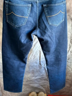 Blå jeans Jacob Cohën Limited Edition - Snygga blå jeans från Jacob Cohën Limited Edition med raka ben och klassiska bakfickor med kontrastsömmar. Tillverkade i mjukt denimtyg för en bekväm passform. Perfekta för dig som gillar exklusiva och unika jeans.