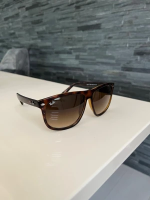  Ray-Ban boyfriend solglasögon  - Snygga rayban boyfriend solglasögon. Perfekt till sommaren. SKICK: 9/10 TVEKA INTE PÅ ATT SKICKA ETT BUD!!!! Vid minsta lilla fråga hör av er!