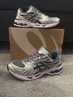 Asics gel kayano 14 - Säljer nu ett par helt nya asics gel kayano 14 i strl 43,5 och färgen Metropolis/jasper green. Perfekta sommarskon! Bara att skriva ett DM vid intresse:)
