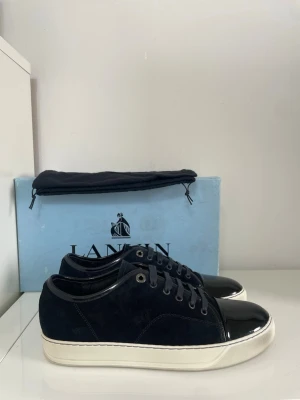 Svarta Lanvin Cap Toe  - Säljer nu dessa Svarta Lanvin Cap Toe som är i riktigt fint skick i storlek uk 7 som motsvarar 41 men passar till 42, skriv för fler bilder/frågor🙌🏼