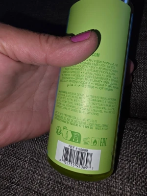 DKNY  - Fräsch parfym mist i en genomskinlig plastflaska med grön vätska och blå/grön etikett. Flaskan har sprayfunktion och rymmer en generös mängd. Perfekt för dig som gillar lätta och fräscha dofter.