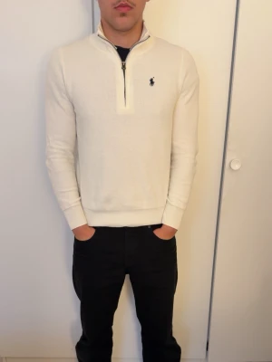 Ralphlauren halv zip  - Säljer en helt ny Ralph Lauren halv zip, priset går att diskutera så det bara o ge ett bud. Storlekn på tröjan är S/XS. Jag är 176, 71kg och jag gymmar