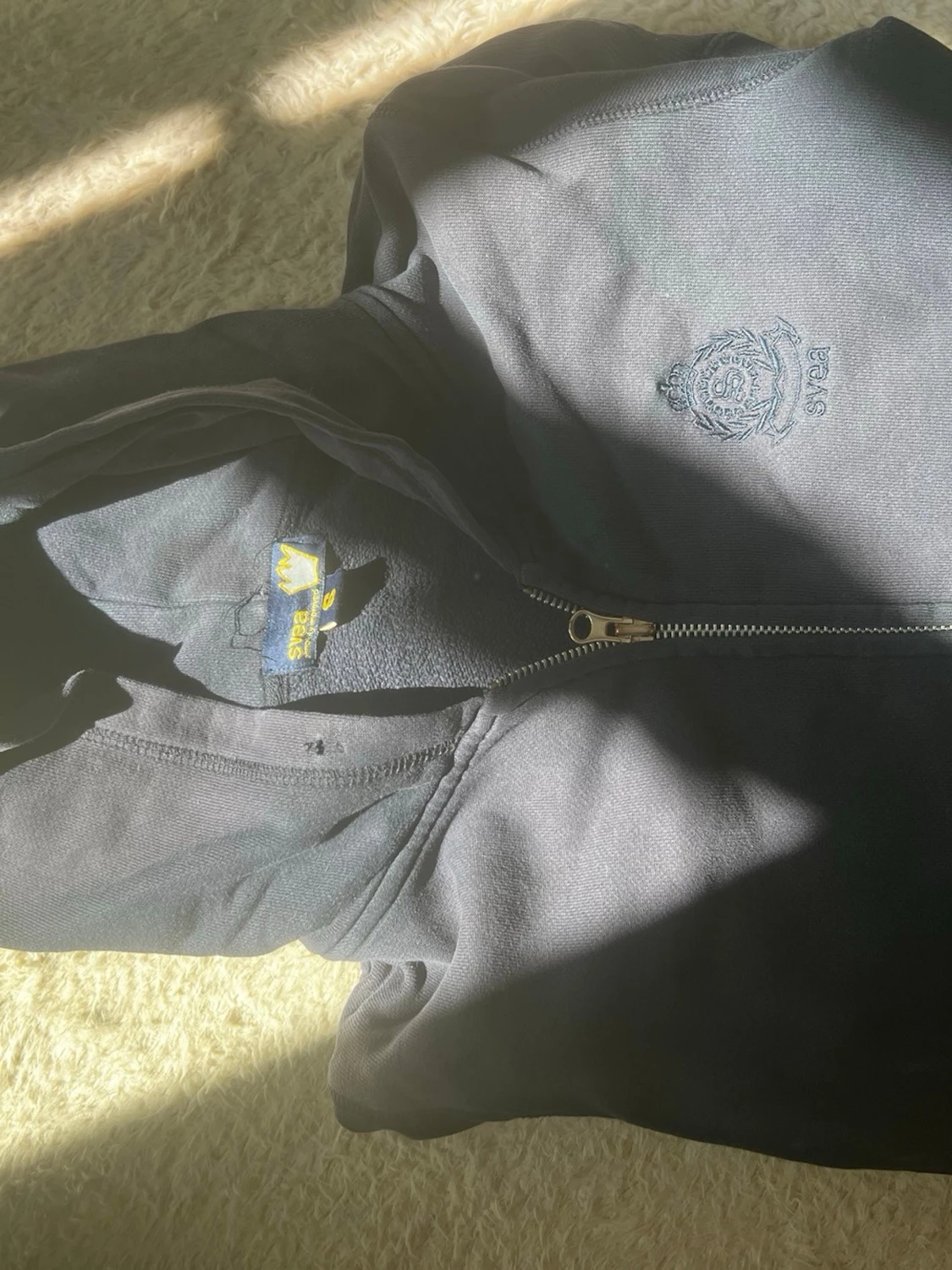 Mörkblå zip hoodie med brodyr - 3