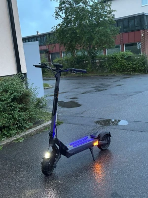 Ausom l2 max  - Säljer en ausom l2 max i svart med blå detaljer och LED-belysning fram och bak. Scootern har breda däck, robust ram och en plattform med blå inslag. Perfekt för att ta sig runt i stan på ett smidigt sätt.
