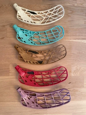 Färgade innebandyblad i plast - 120 för alla bladen!💪Fem olika innebandyblad i plast säljes. Färgerna är vit, turkos, guld, röd och lila. Bladen har ett öppet rutnät och är böjda för bättre bollkontroll. Perfekt för dig som vill byta stil på din klubba eller testa olika blad. Hör av er vid frågor🙌