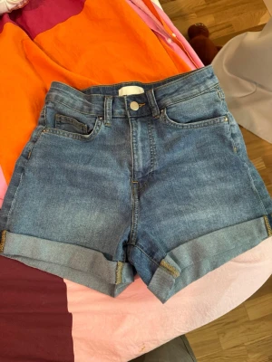 Blåa högmidjade jeansshorts - Jeansshorts från hm , storlek xs. Mycket bra skick